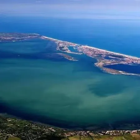 Belle Marina En Bord D'étang