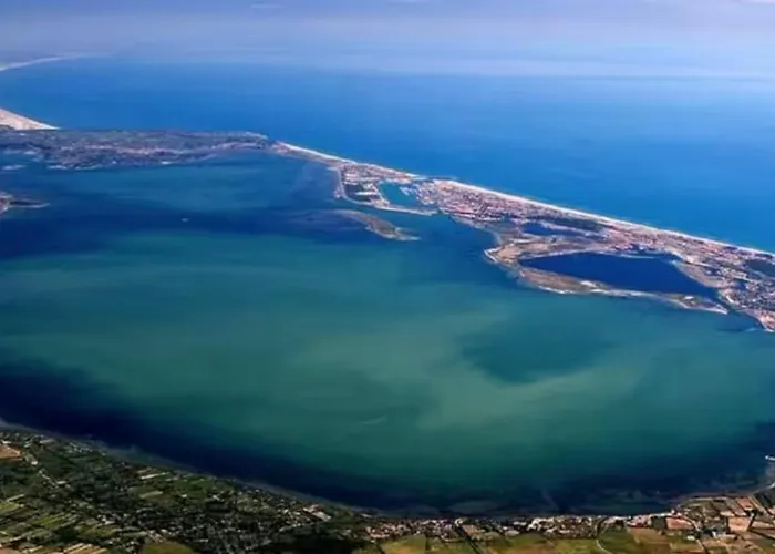 Belle Marina En Bord D'etang